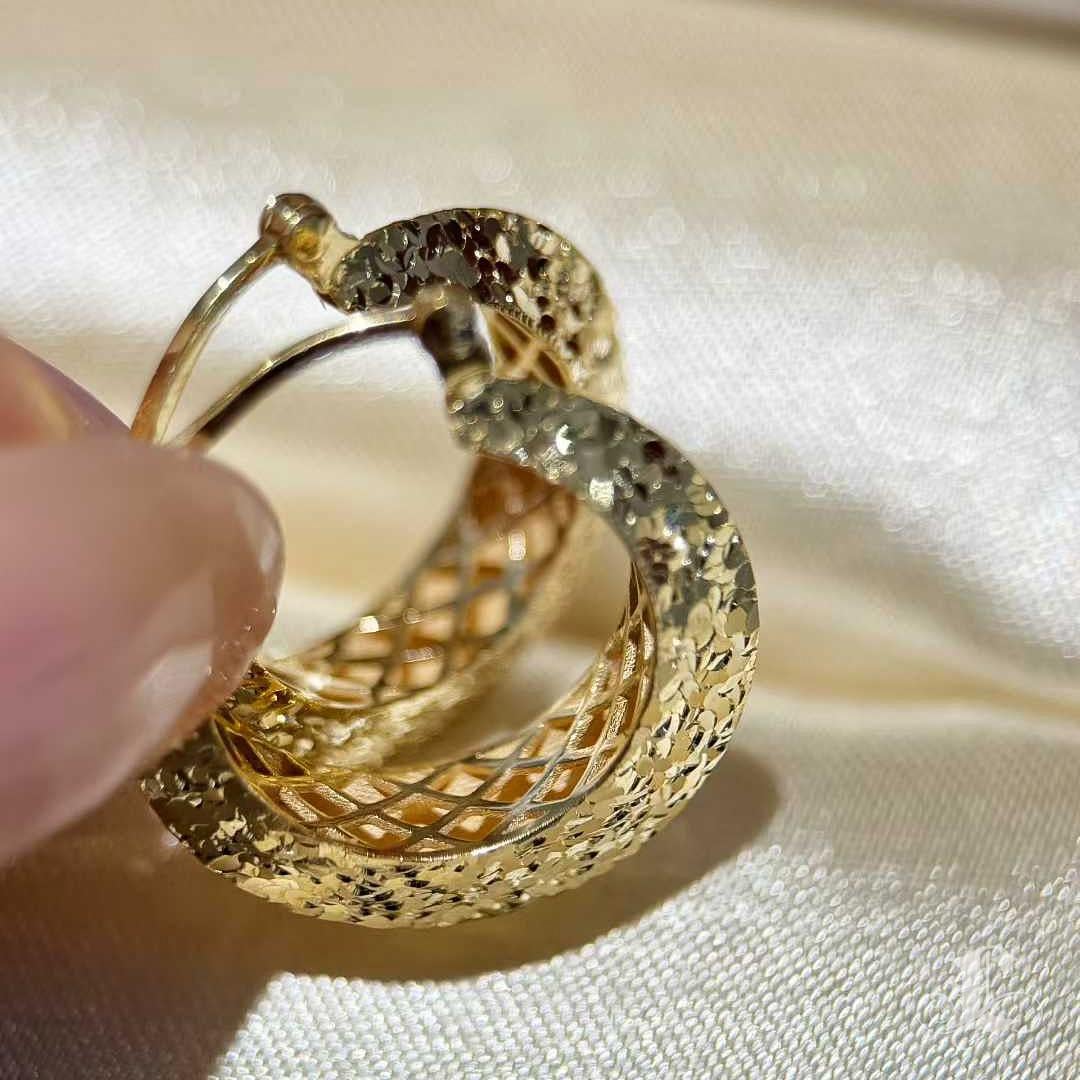 【Petite Signature】Moon Arc Glow Boucle d'oreille à facettes en or 18K en vente 3