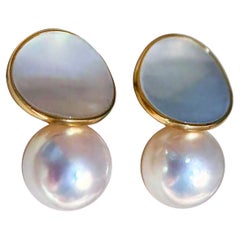 【Petite Signature】Mother-of-Pearl & Akoya Pearl Stud Earrings