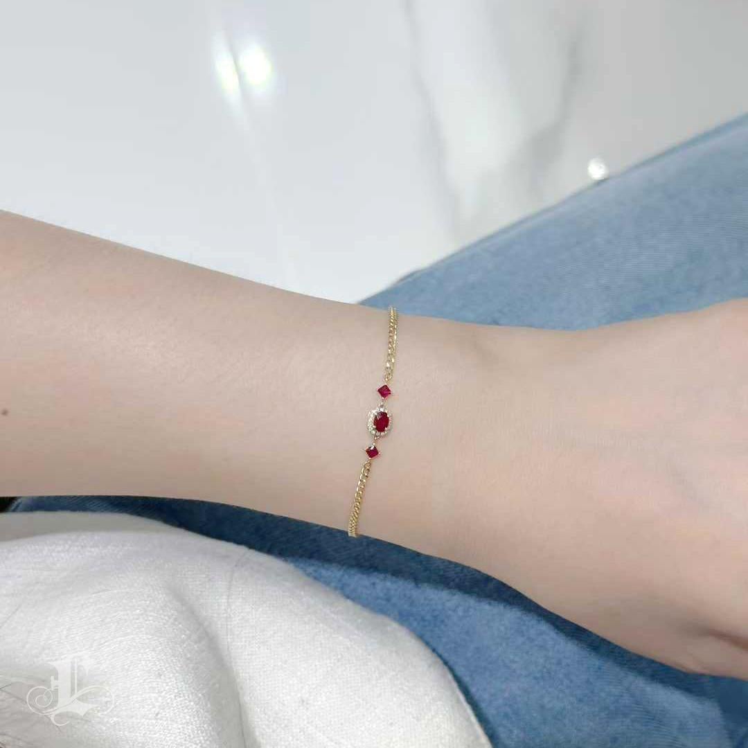 Taglio ovale Firma Petite】 Bracciale a raggiera con rubini e diamanti Radiant Grace in vendita