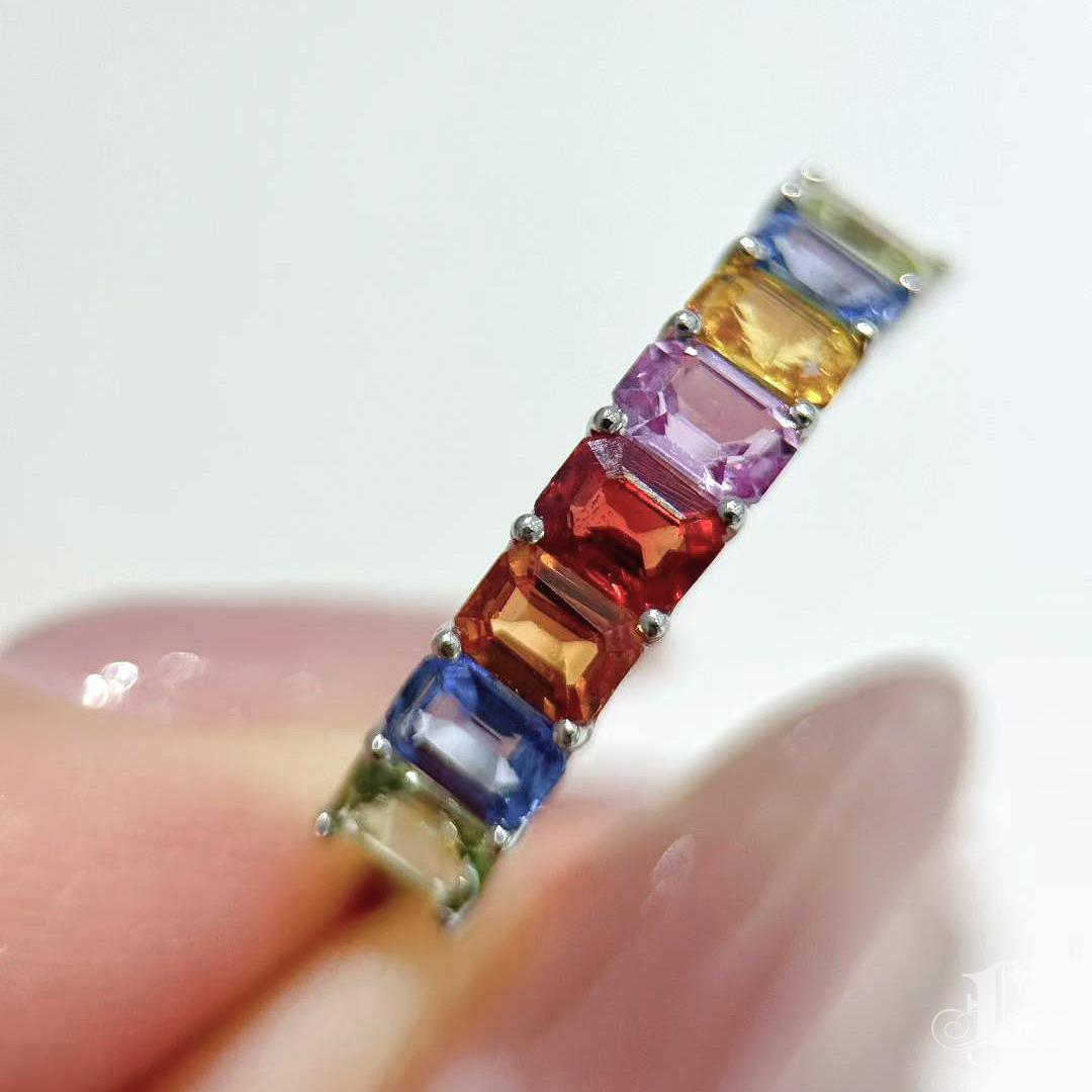【Petite Signature】Rainbow Luck - Bague saphir multicolore en PT900 Neuf - En vente à New York, NY