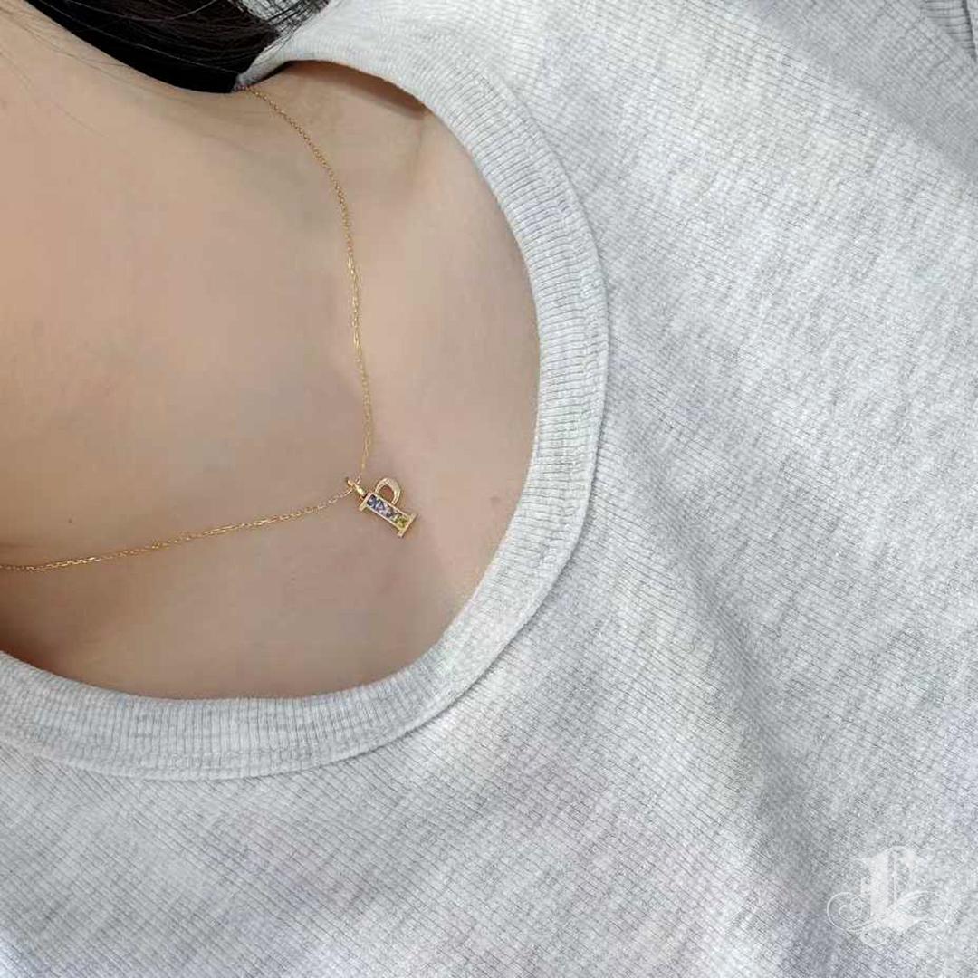 Taille carrée 【Petite Signature】Rainbow Sapphire Initial Pendant Neck en or 18k en vente