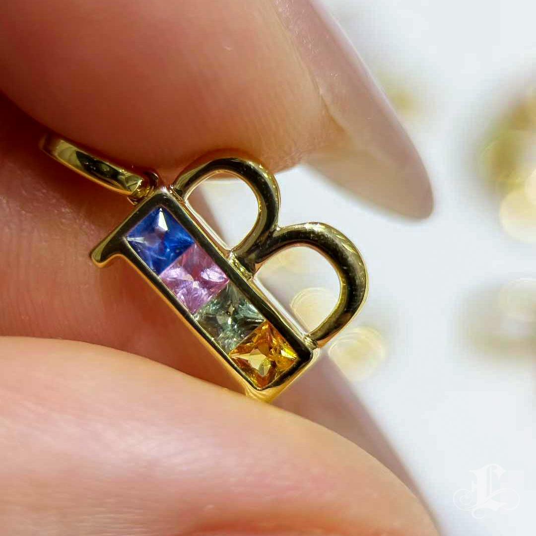 【Petite Signature】Rainbow Sapphire Initial Pendant Neck en or 18k Neuf - En vente à New York, NY