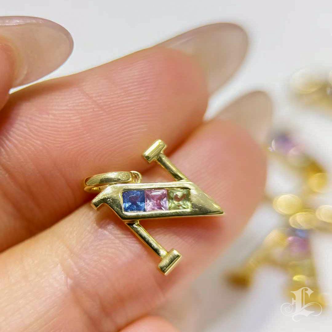 【Petite Signature】Rainbow Sapphire Initial Pendant Neck en or 18k Pour femmes en vente