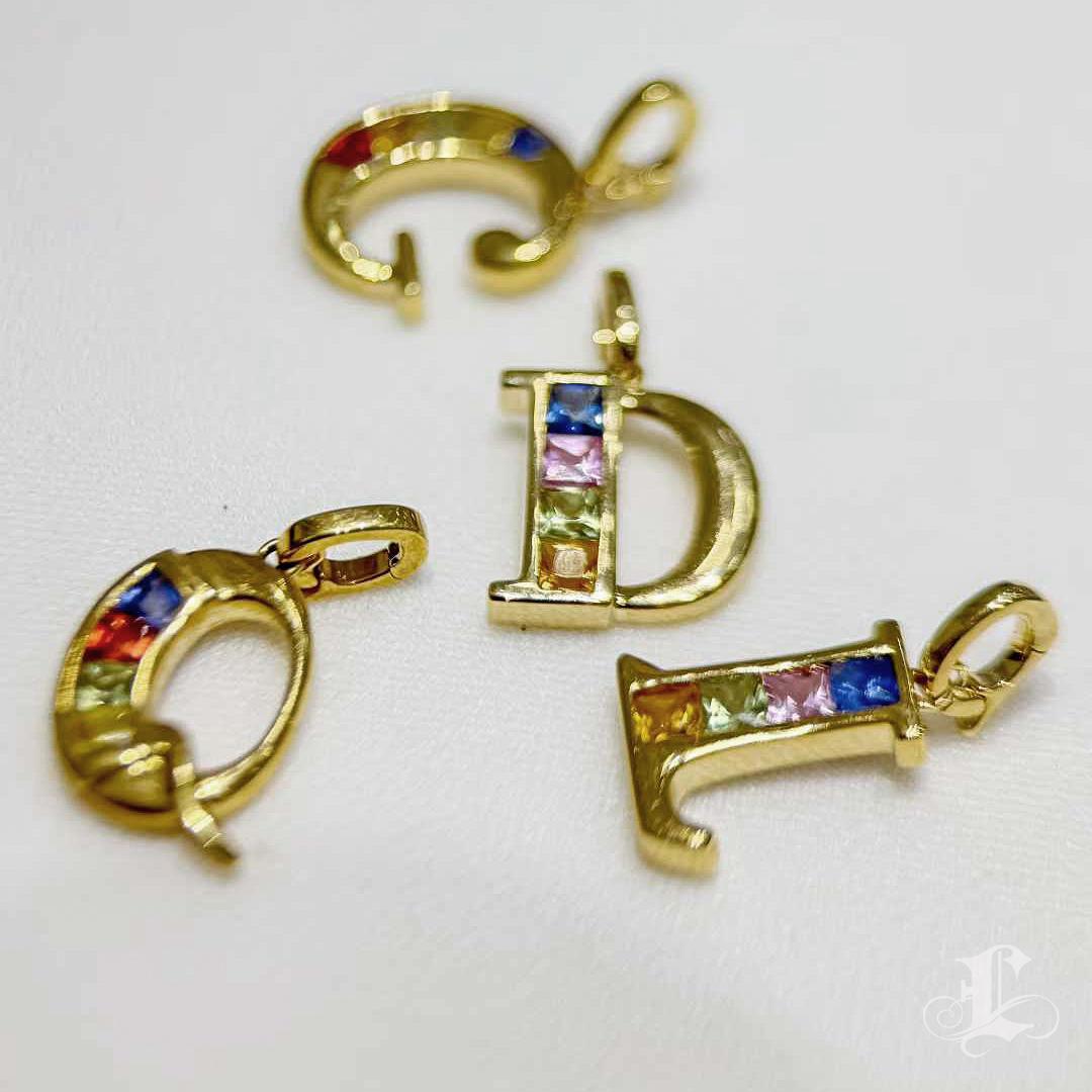 【Petite Signature】Rainbow Sapphire Initial Pendant Neck en or 18k en vente 1