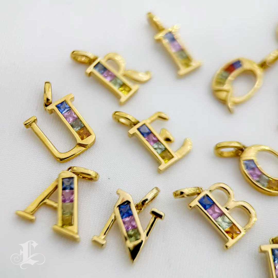 【Petite Signature】Rainbow Sapphire Initial Pendant Neck en or 18k en vente 2
