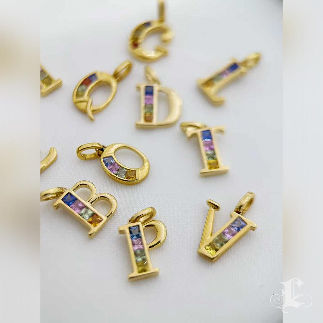 【Petite Signature】Rainbow Sapphire Initial Pendant Neck en or 18k en vente 3
