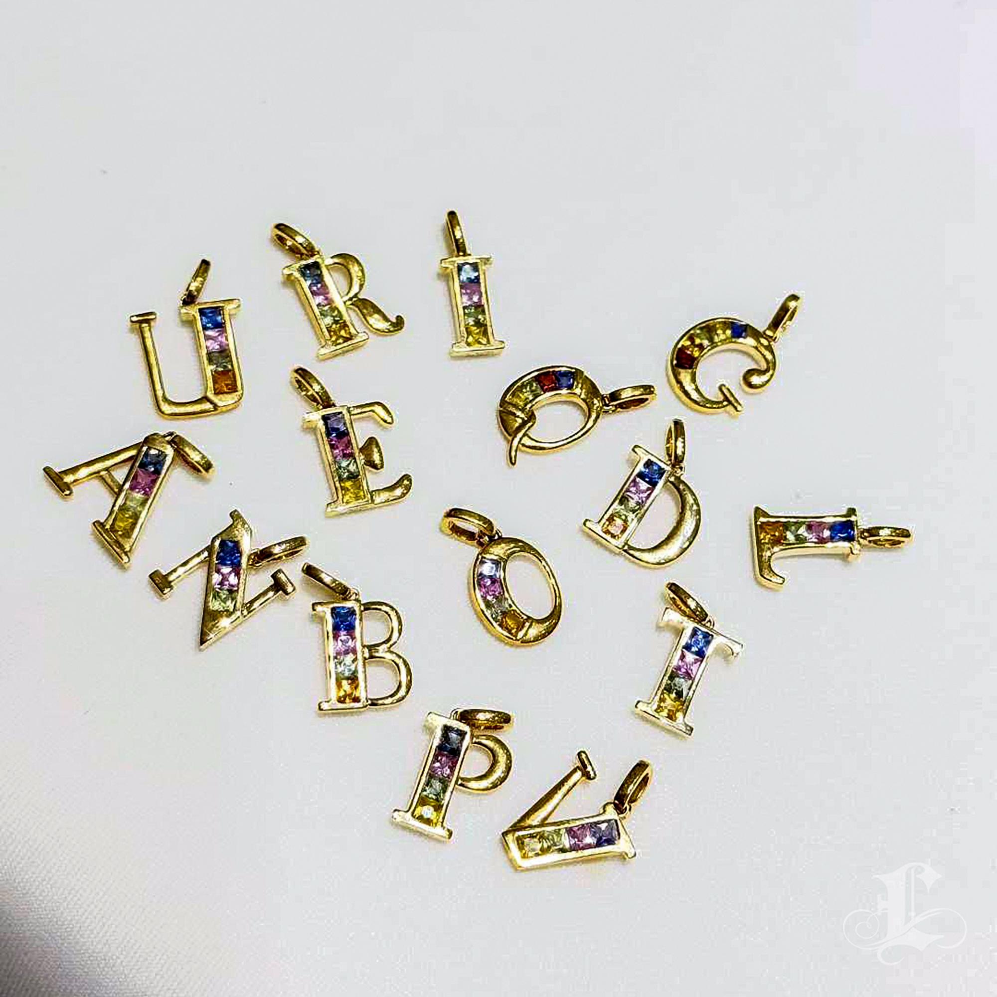 【Petite Signature】Rainbow Sapphire Initial Pendant Neck en or 18k en vente 4