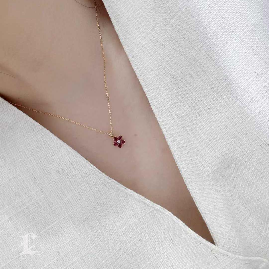 Taille émeraude 【Petite Signature】Ruby Bloom - Collier en or 18 carats avec 0,80ct de rubis en vente