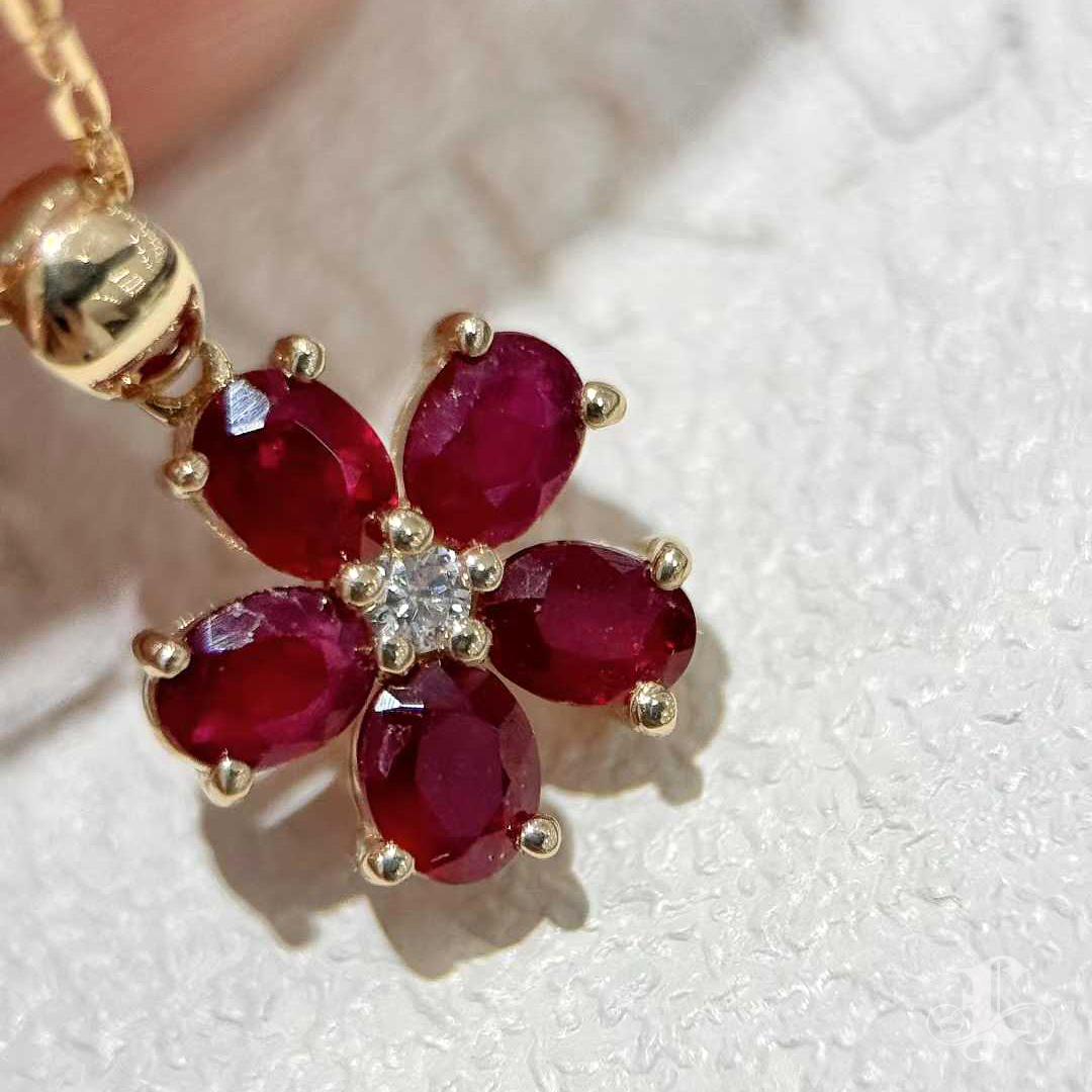 【Petite Signature】Ruby Bloom - Collier en or 18 carats avec 0,80ct de rubis Neuf - En vente à New York, NY