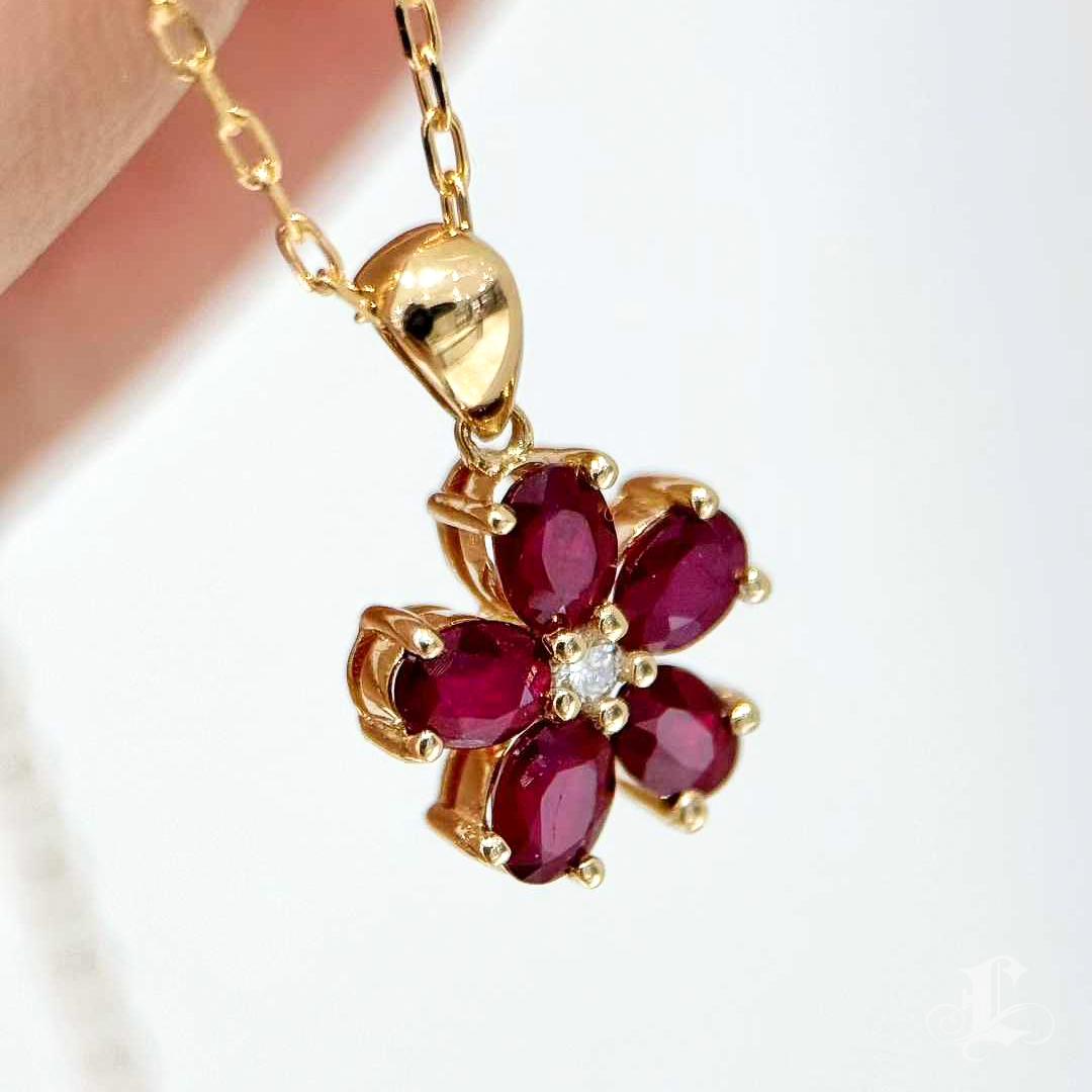 【Petite Signature】Ruby Bloom - Collier en or 18 carats avec 0,80ct de rubis Pour femmes en vente