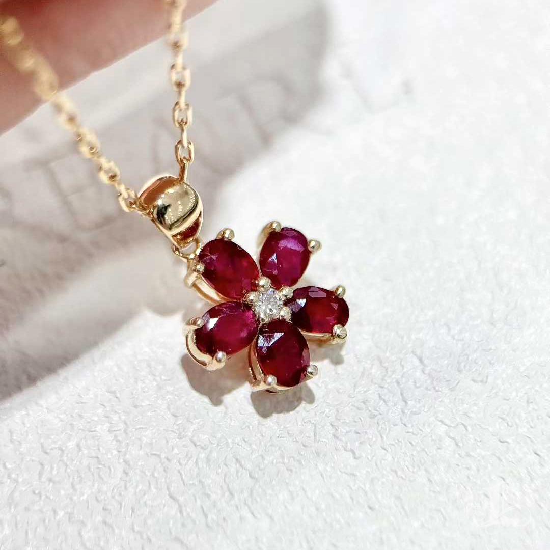 【Petite Signature】Ruby Bloom - Collier en or 18 carats avec 0,80ct de rubis en vente 1