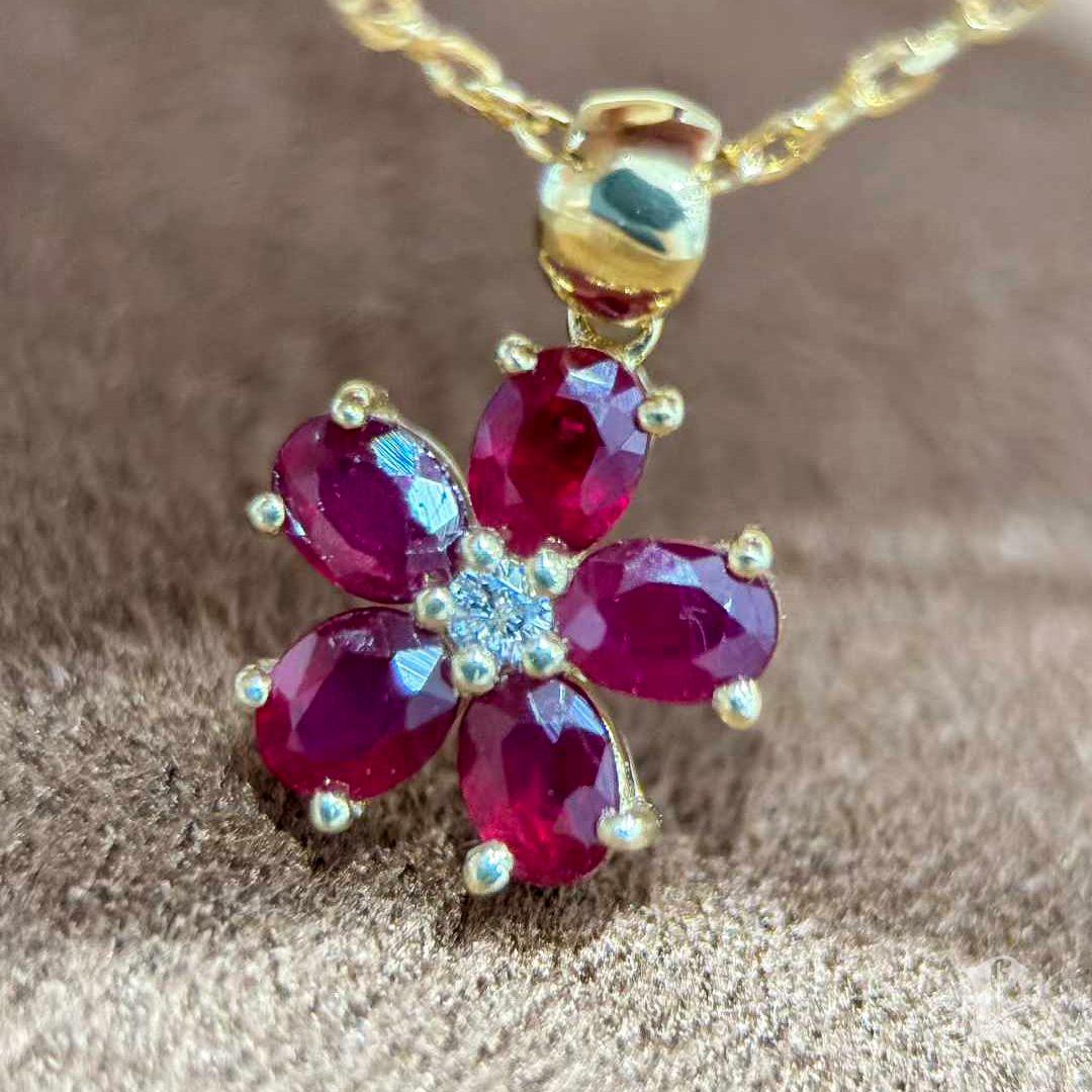 【Petite Signature】Ruby Bloom - Collier en or 18 carats avec 0,80ct de rubis en vente 2