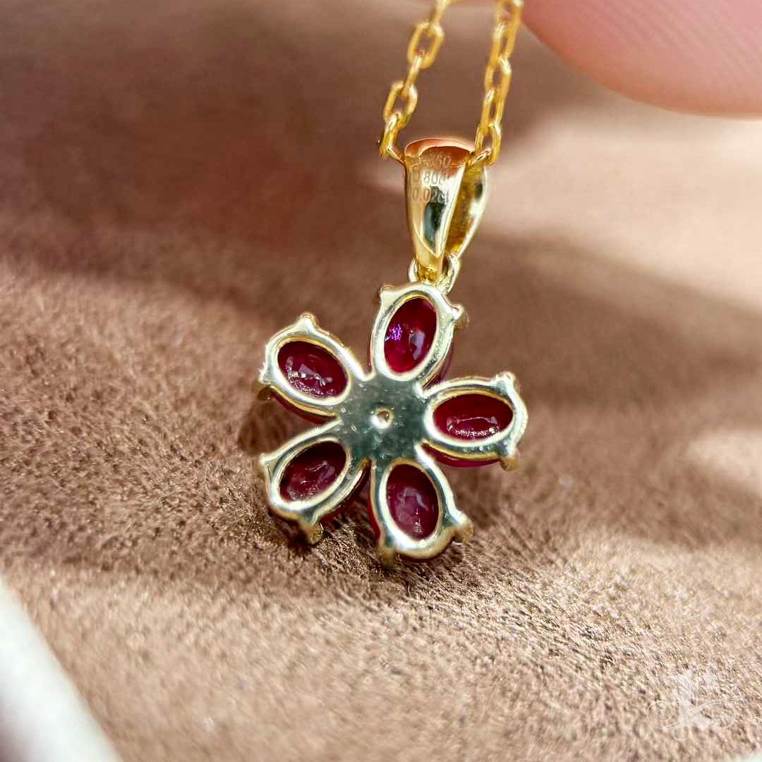 【Petite Signature】Ruby Bloom - Collier en or 18 carats avec 0,80ct de rubis en vente 3