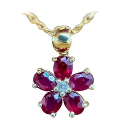 【Petite Signature】Collana con ciondolo a forma di fiore di rubino in oro 18K con 0,80ct di rubino