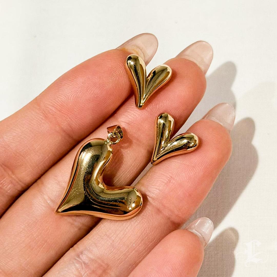 【Petite Signature】talian 18K Gold “Fluid Heart” Earrings & Pendant Set For Sale 1