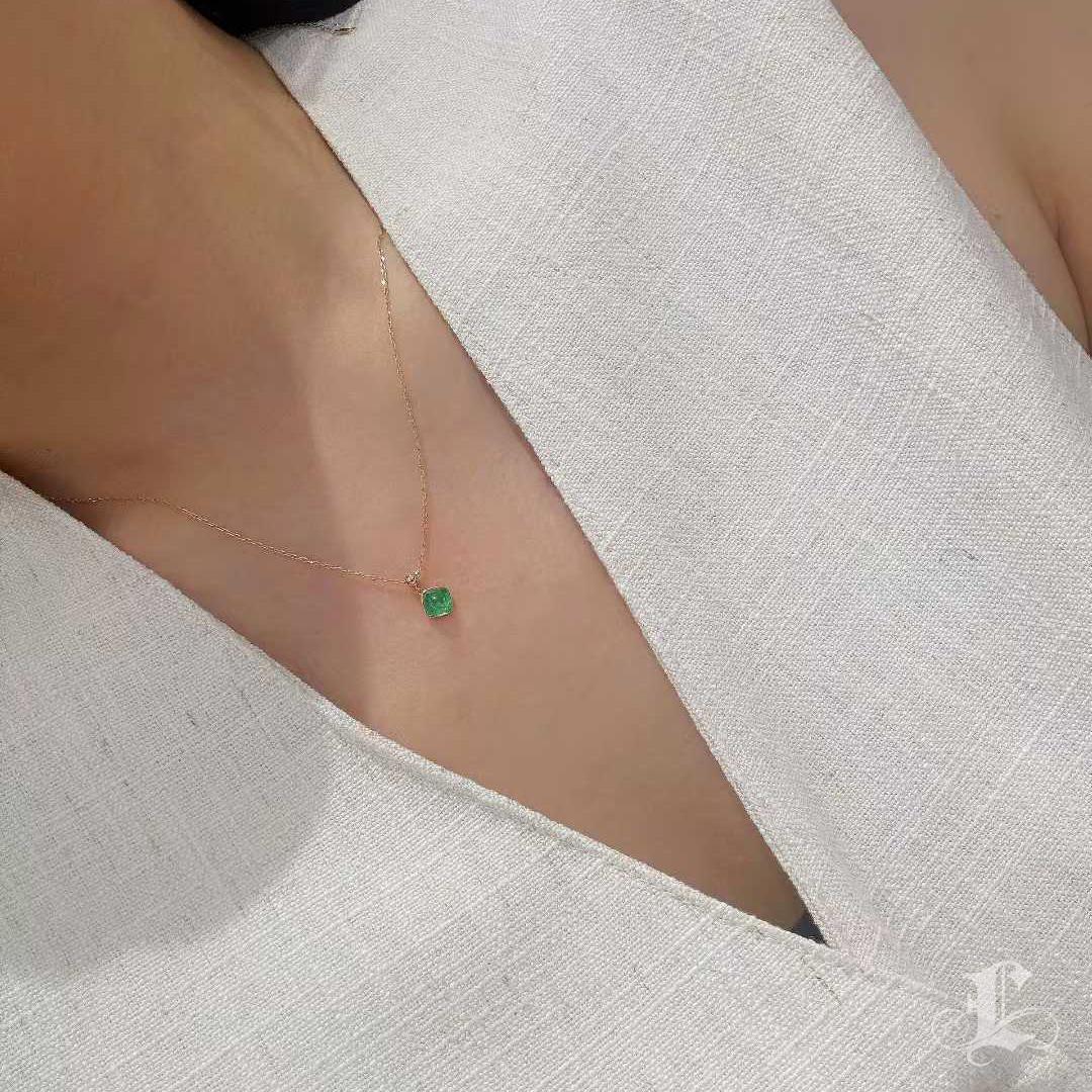 Pan di zucchero 【Petite Signature】Collana con smeraldo cabochon in oro 18K in vendita