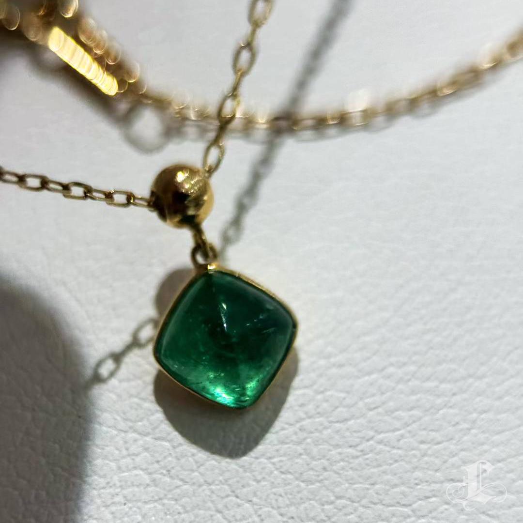 【Petite Signature】Collana con smeraldo cabochon in oro 18K In condizioni Nuovo in vendita a New York, NY