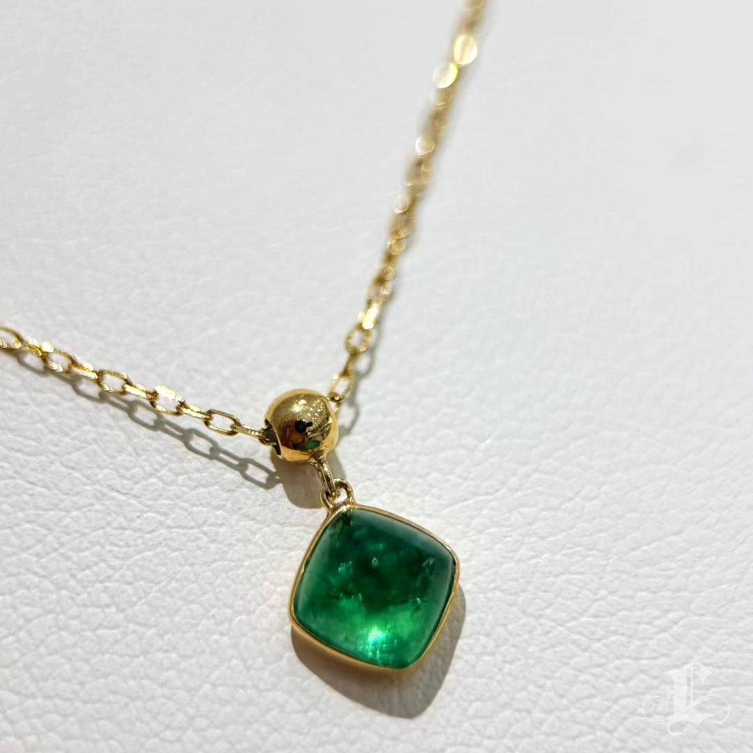 Donna 【Petite Signature】Collana con smeraldo cabochon in oro 18K in vendita