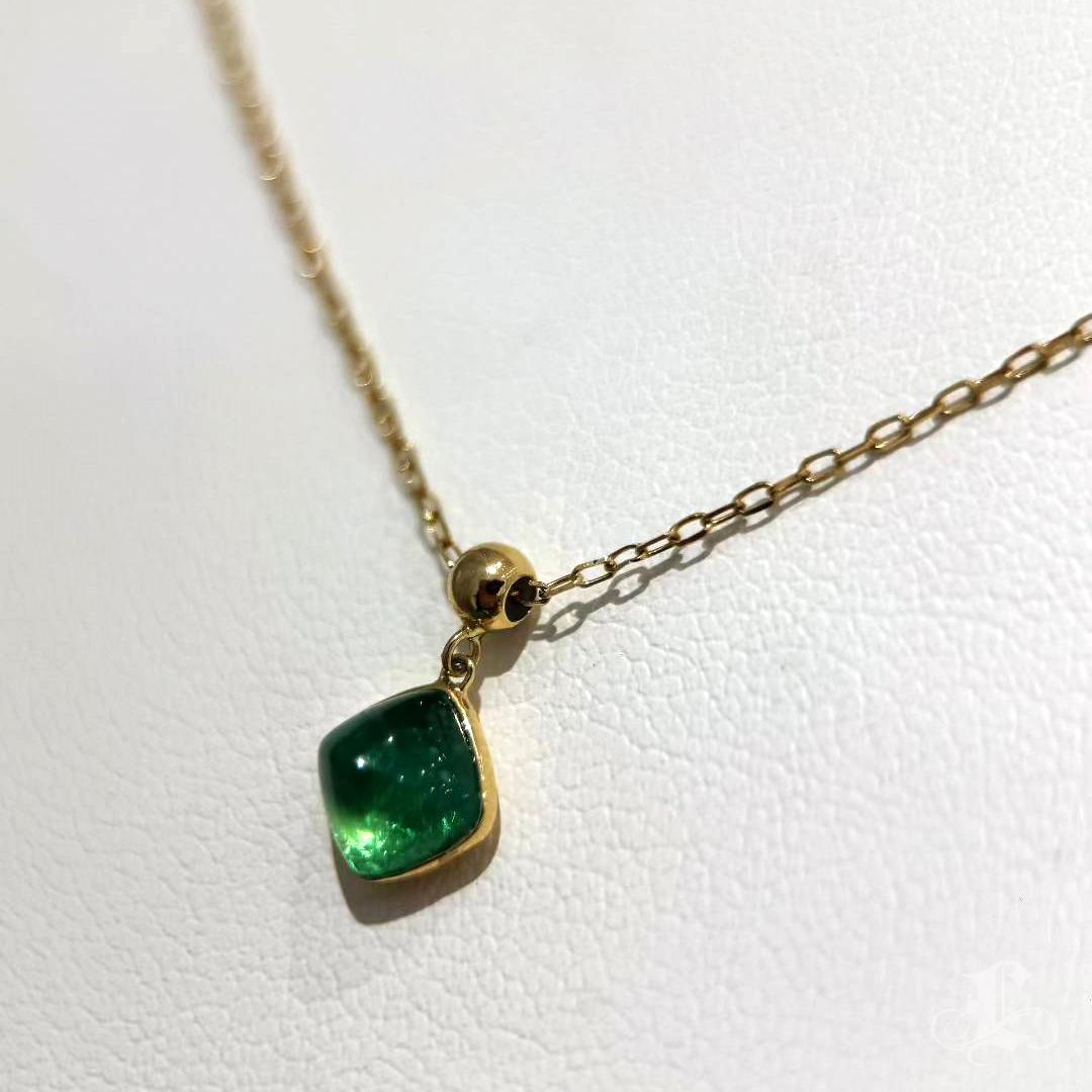 【Petite Signature】Collana con smeraldo cabochon in oro 18K in vendita 1