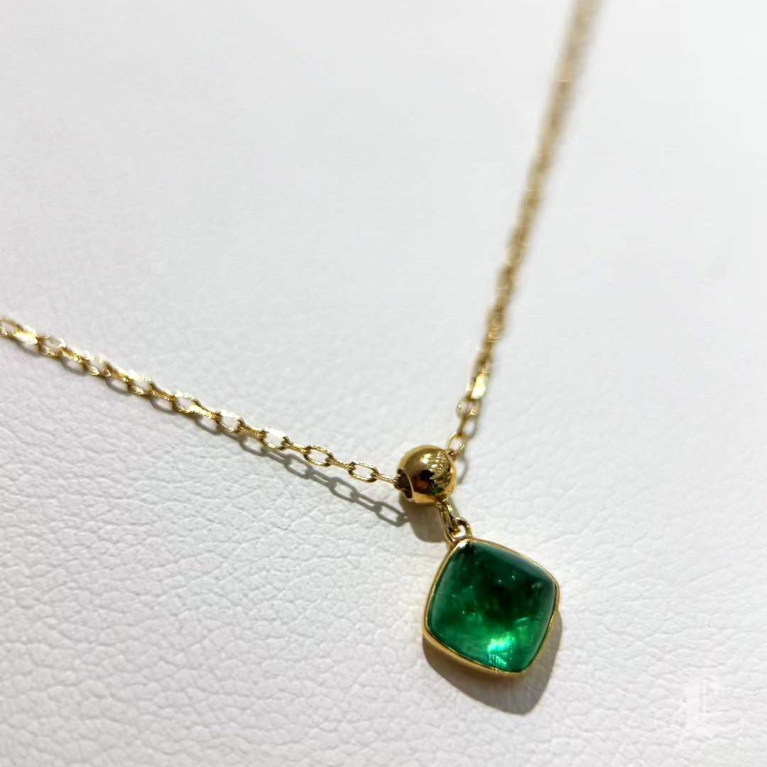 【Petite Signature】Collana con smeraldo cabochon in oro 18K in vendita 2