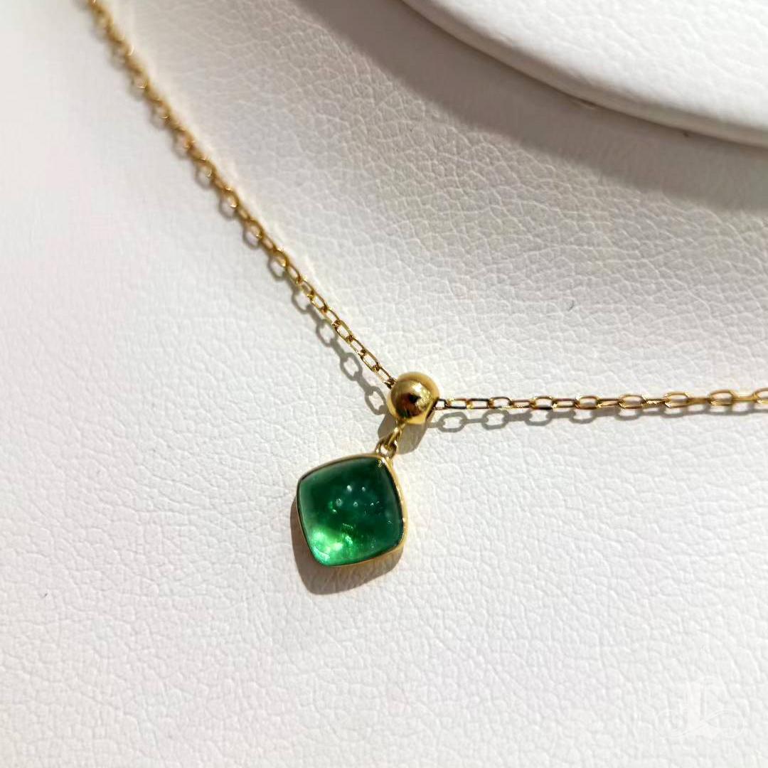 【Petite Signature】Collana con smeraldo cabochon in oro 18K in vendita 3