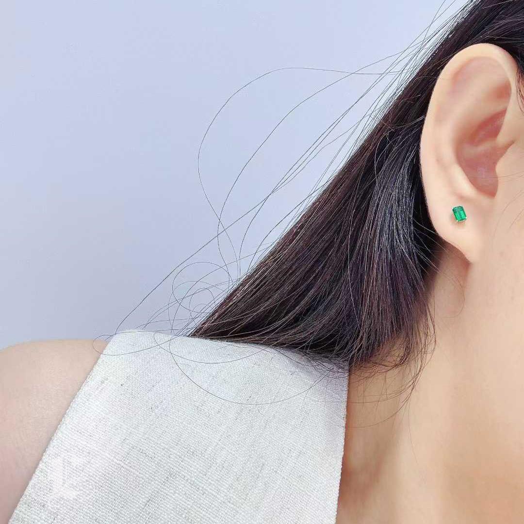 Emerald Cut 【Énigma】Vivid Green Emerald-Cut Platinum Stud Earrings — 0.70ct For Sale