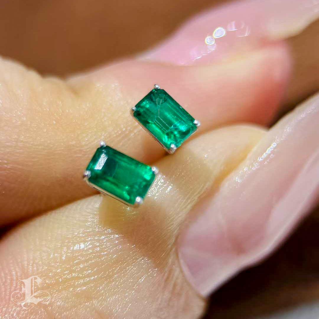 【Énigma】Vivid Green Emerald-Cut Platinum Stud Earrings — 0.70ct In New Condition For Sale In New York, NY