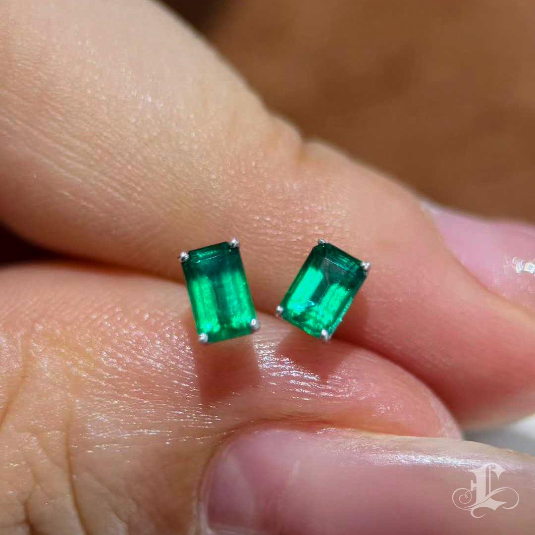 Women's 【Énigma】Vivid Green Emerald-Cut Platinum Stud Earrings — 0.70ct For Sale