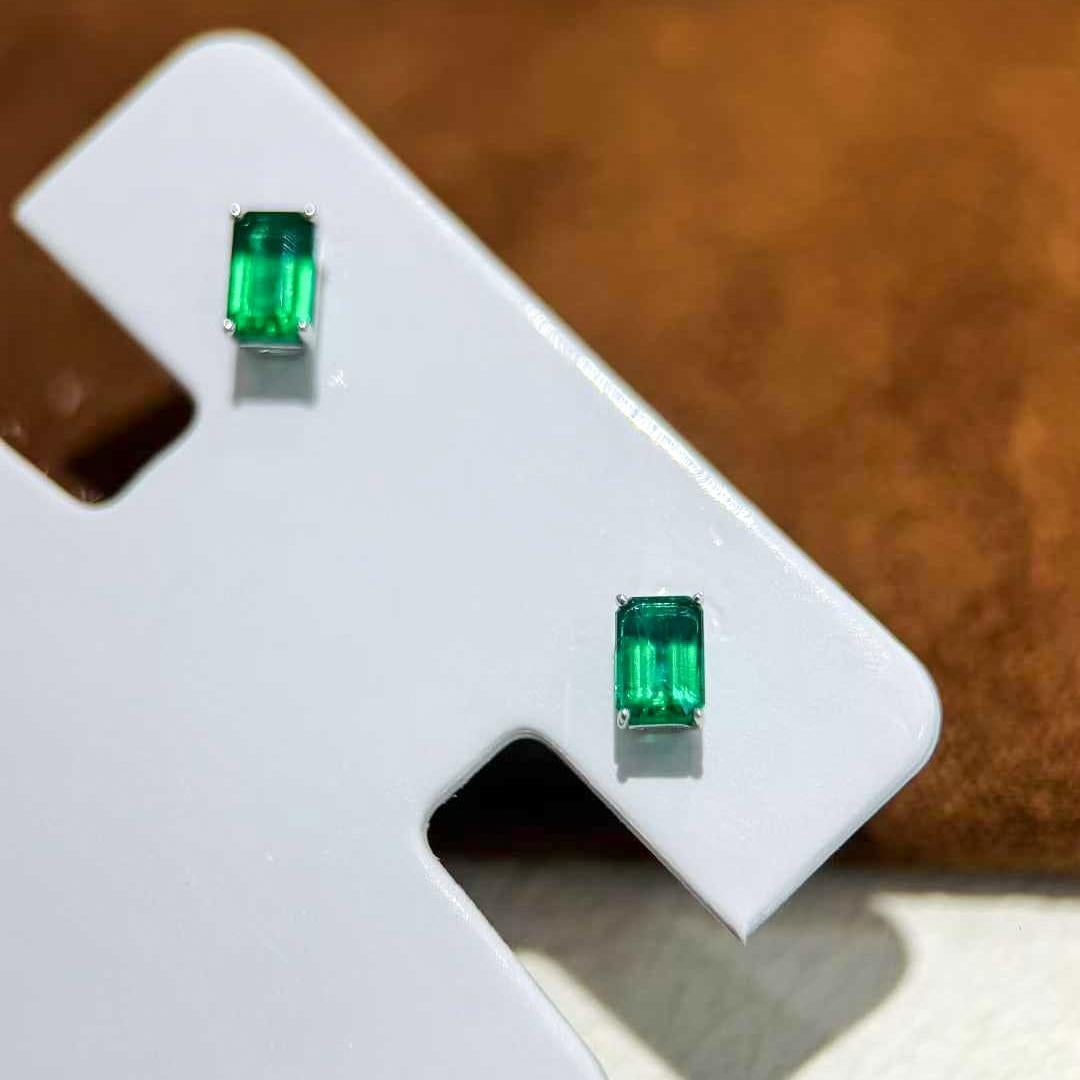 【Énigma】Vivid Green Emerald-Cut Platinum Stud Earrings — 0.70ct For Sale 1