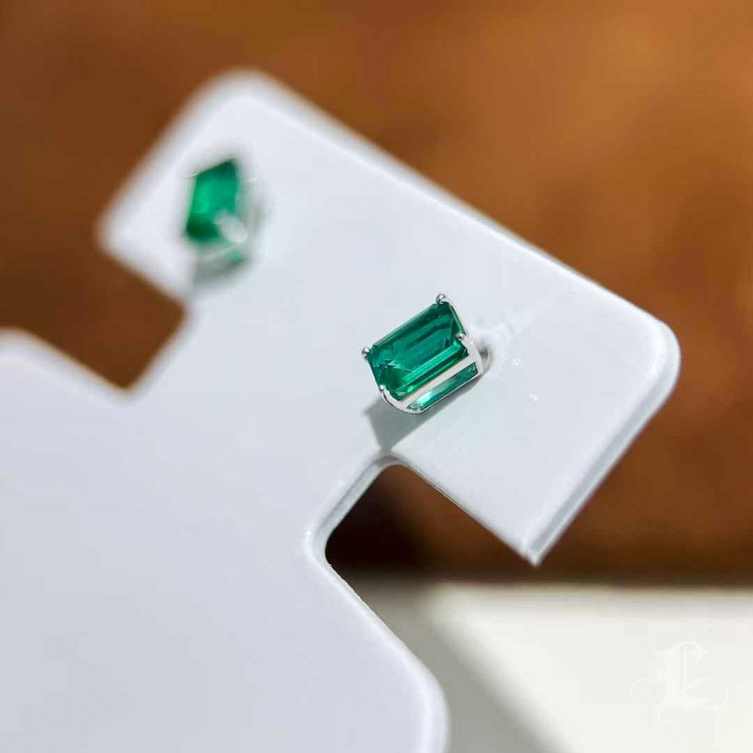【Énigma】Vivid Green Emerald-Cut Platinum Stud Earrings — 0.70ct For Sale 2