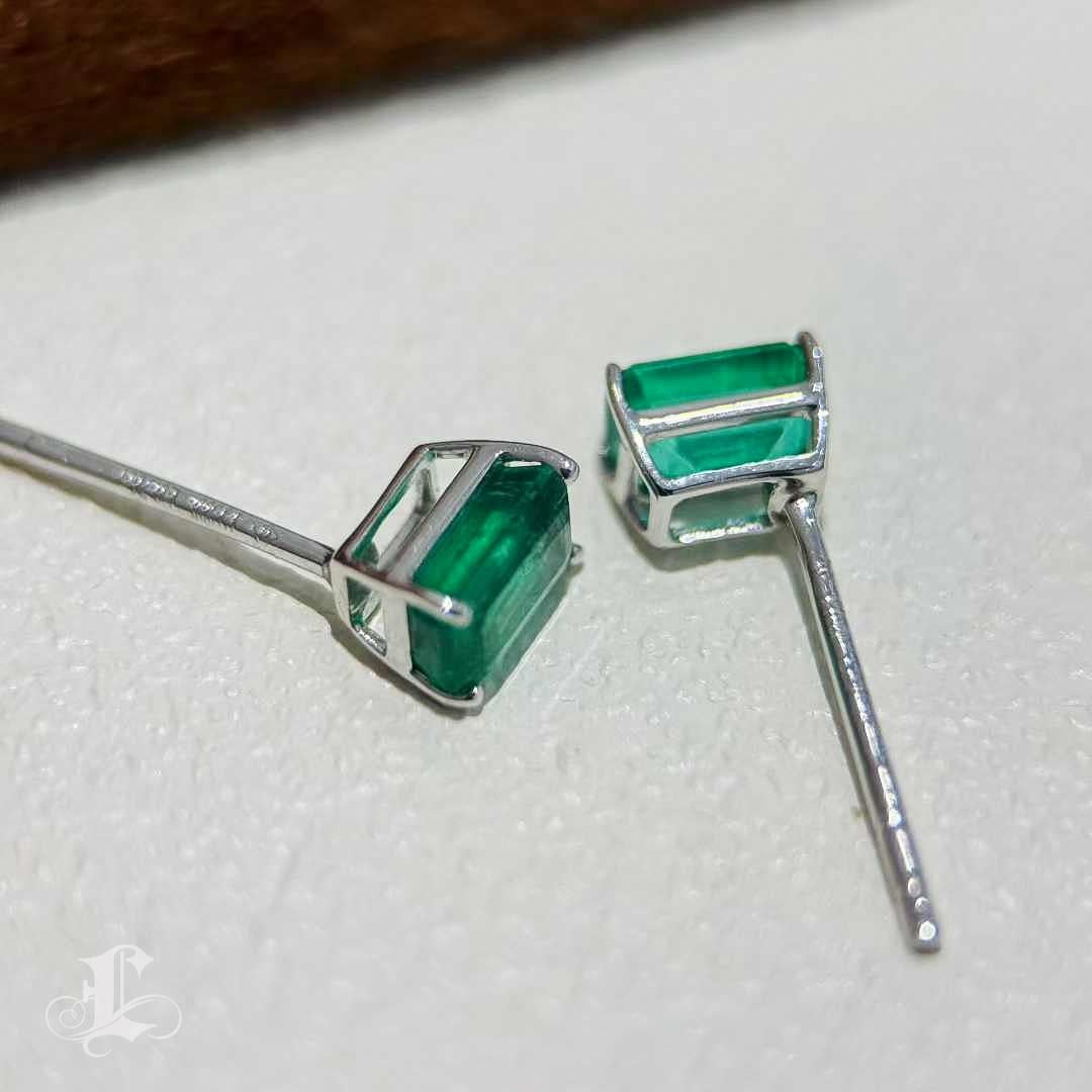 【Énigma】Vivid Green Emerald-Cut Platinum Stud Earrings — 0.70ct For Sale 3