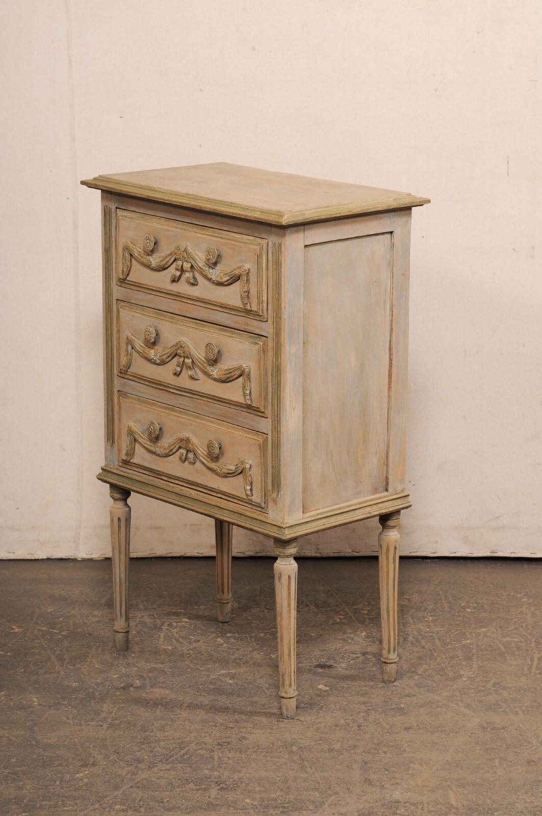 Cassettiera francese in stile neoclassico di dimensioni ridotte con 3 cassetti in vendita 4