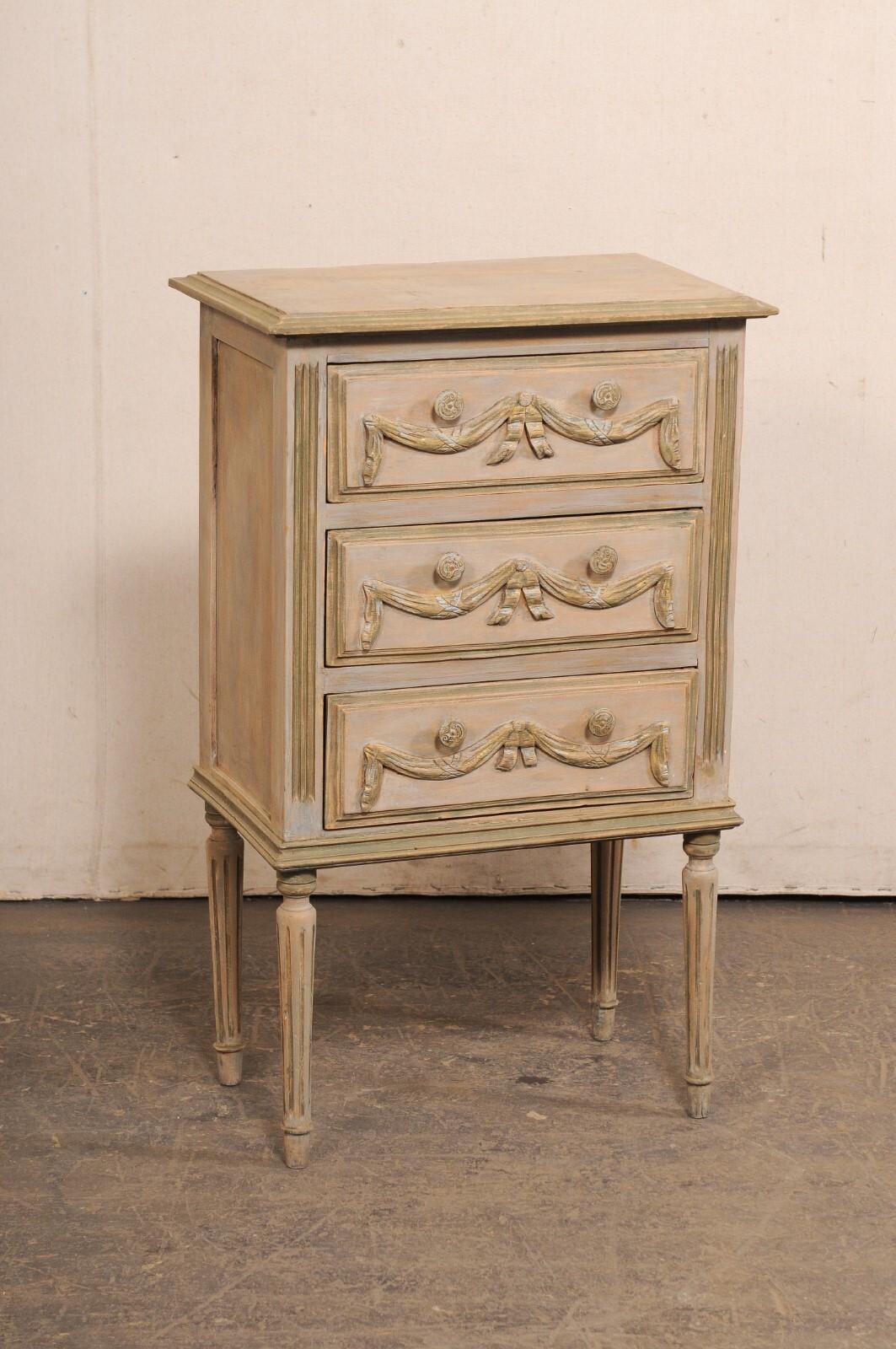 Un mobile in legno dipinto di piccole dimensioni in stile neoclassico francese della metà del XX secolo. Questa piccola cassapanca d'epoca francese è stata progettata con influenze neoclassiche, tra cui finiture intagliate a flauto e motivi a nastro