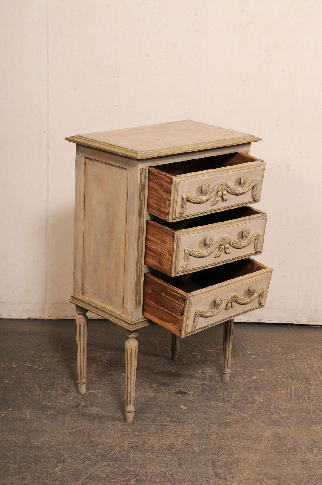 Neoclassico Cassettiera francese in stile neoclassico di dimensioni ridotte con 3 cassetti in vendita