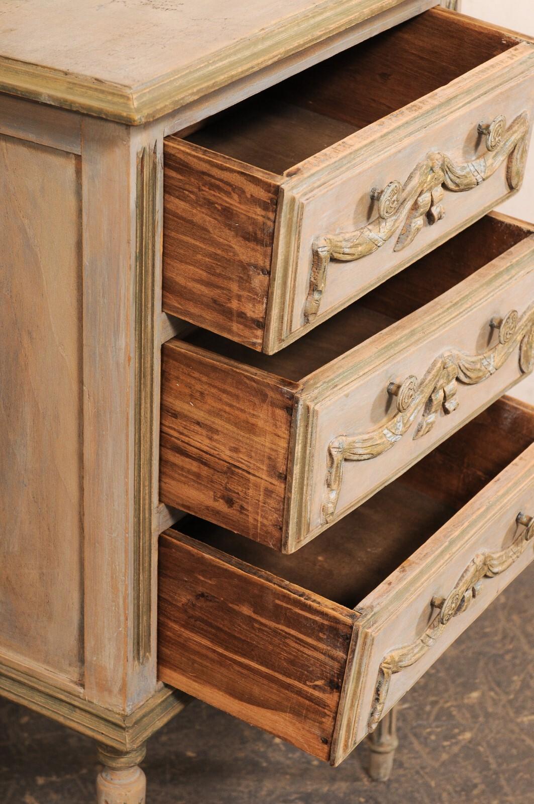 Francese Cassettiera francese in stile neoclassico di dimensioni ridotte con 3 cassetti in vendita