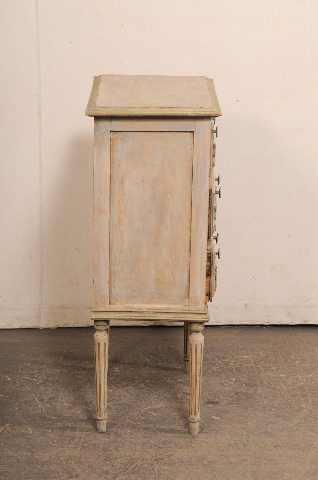 XX secolo Cassettiera francese in stile neoclassico di dimensioni ridotte con 3 cassetti in vendita