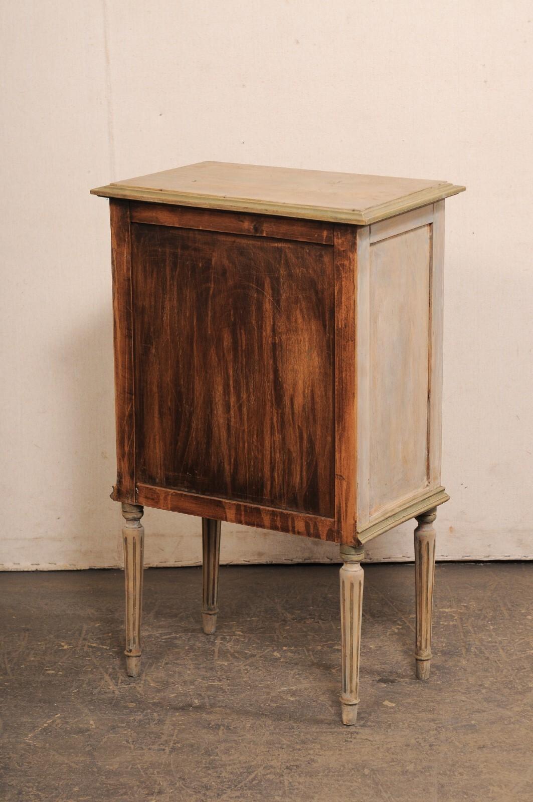 Legno Cassettiera francese in stile neoclassico di dimensioni ridotte con 3 cassetti in vendita