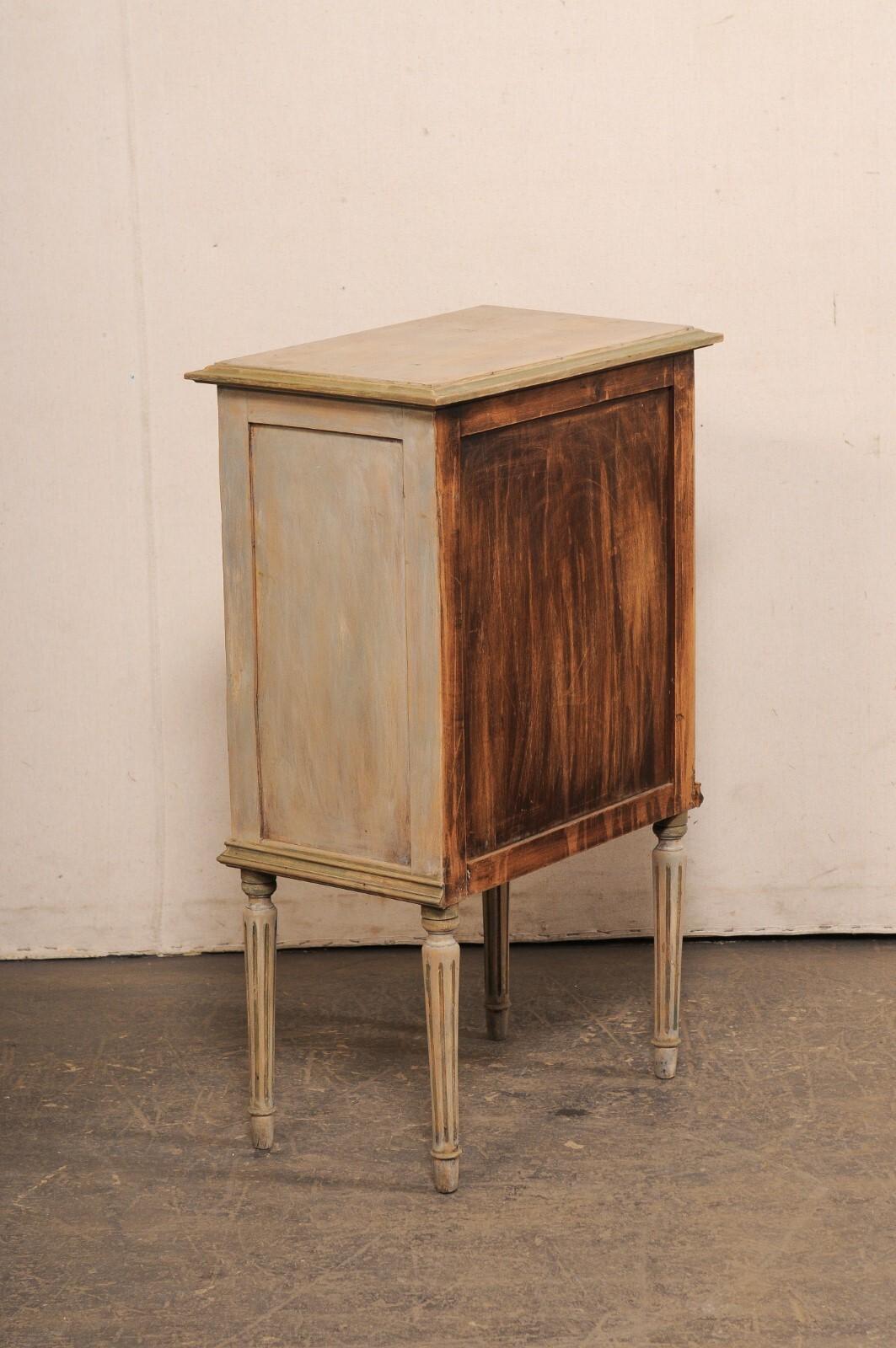 Cassettiera francese in stile neoclassico di dimensioni ridotte con 3 cassetti in vendita 2