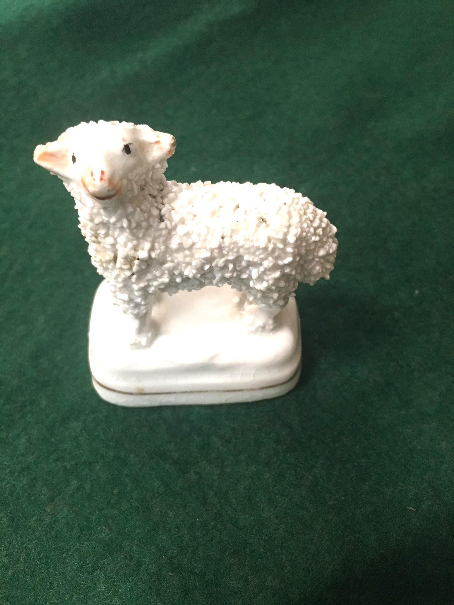 Pieno vittoriano Miniatura di agnello in piedi dello Staffordshire di dimensioni ridotte, circa 1860 in vendita