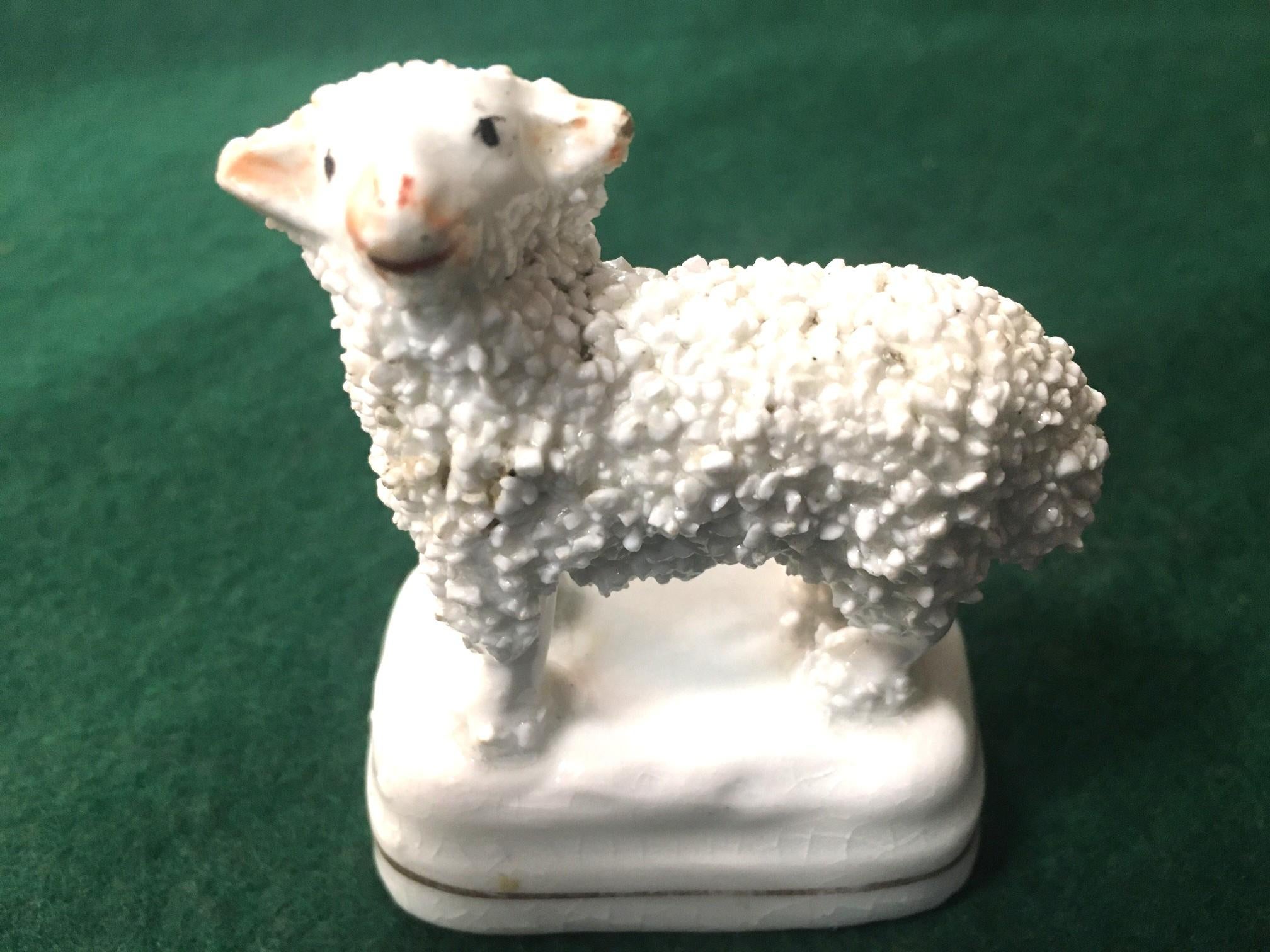 Inglese Miniatura di agnello in piedi dello Staffordshire di dimensioni ridotte, circa 1860 in vendita