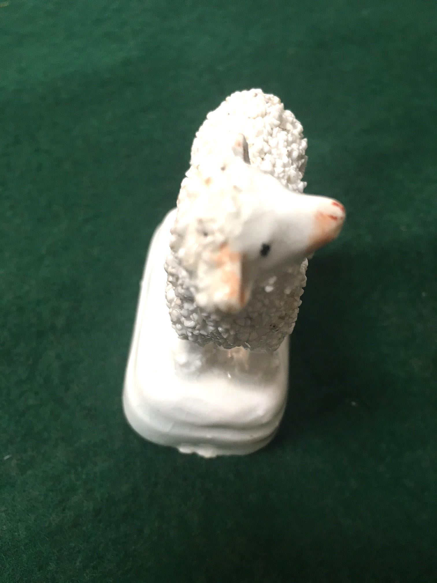 Dipinto a mano Miniatura di agnello in piedi dello Staffordshire di dimensioni ridotte, circa 1860 in vendita