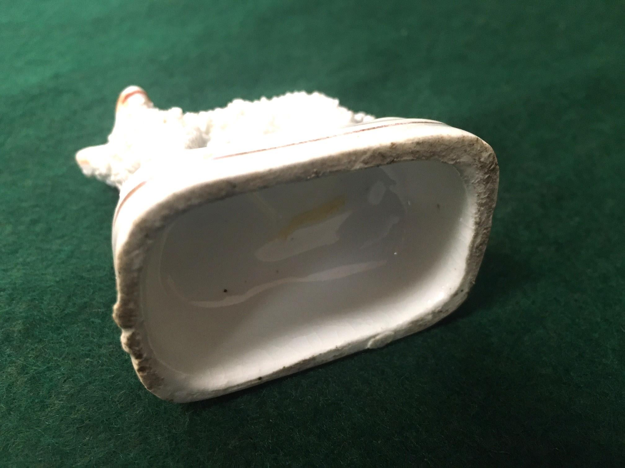 Miniatura di agnello in piedi dello Staffordshire di dimensioni ridotte, circa 1860 In condizioni buone in vendita a Savannah, GA