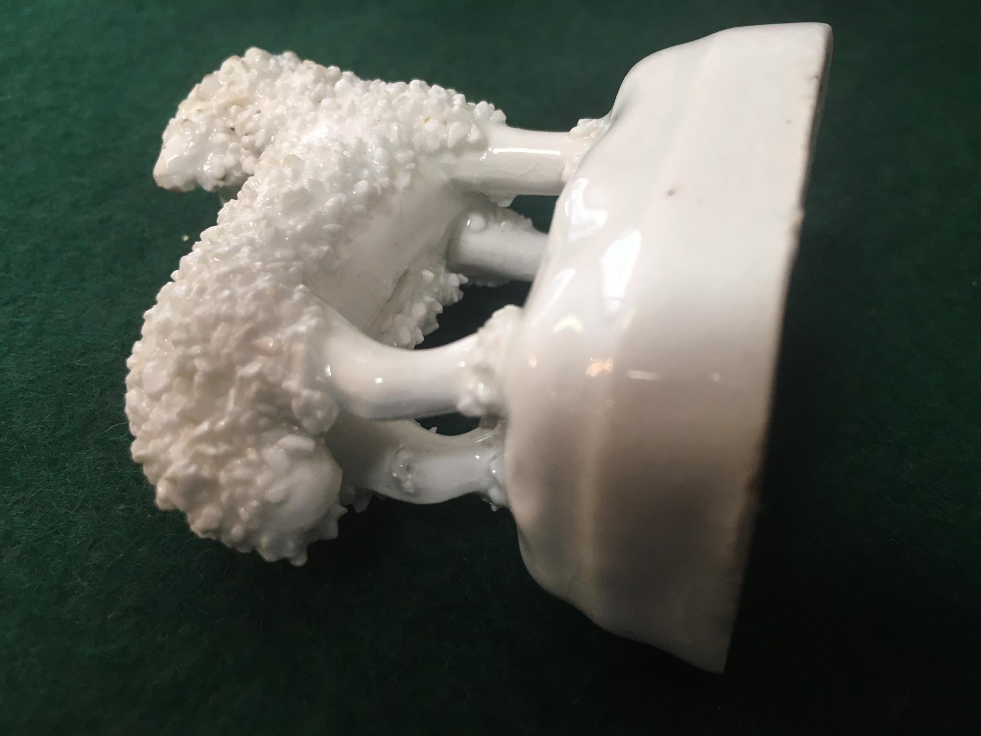 Metà XIX secolo Miniatura di agnello in piedi dello Staffordshire di dimensioni ridotte, circa 1860 in vendita