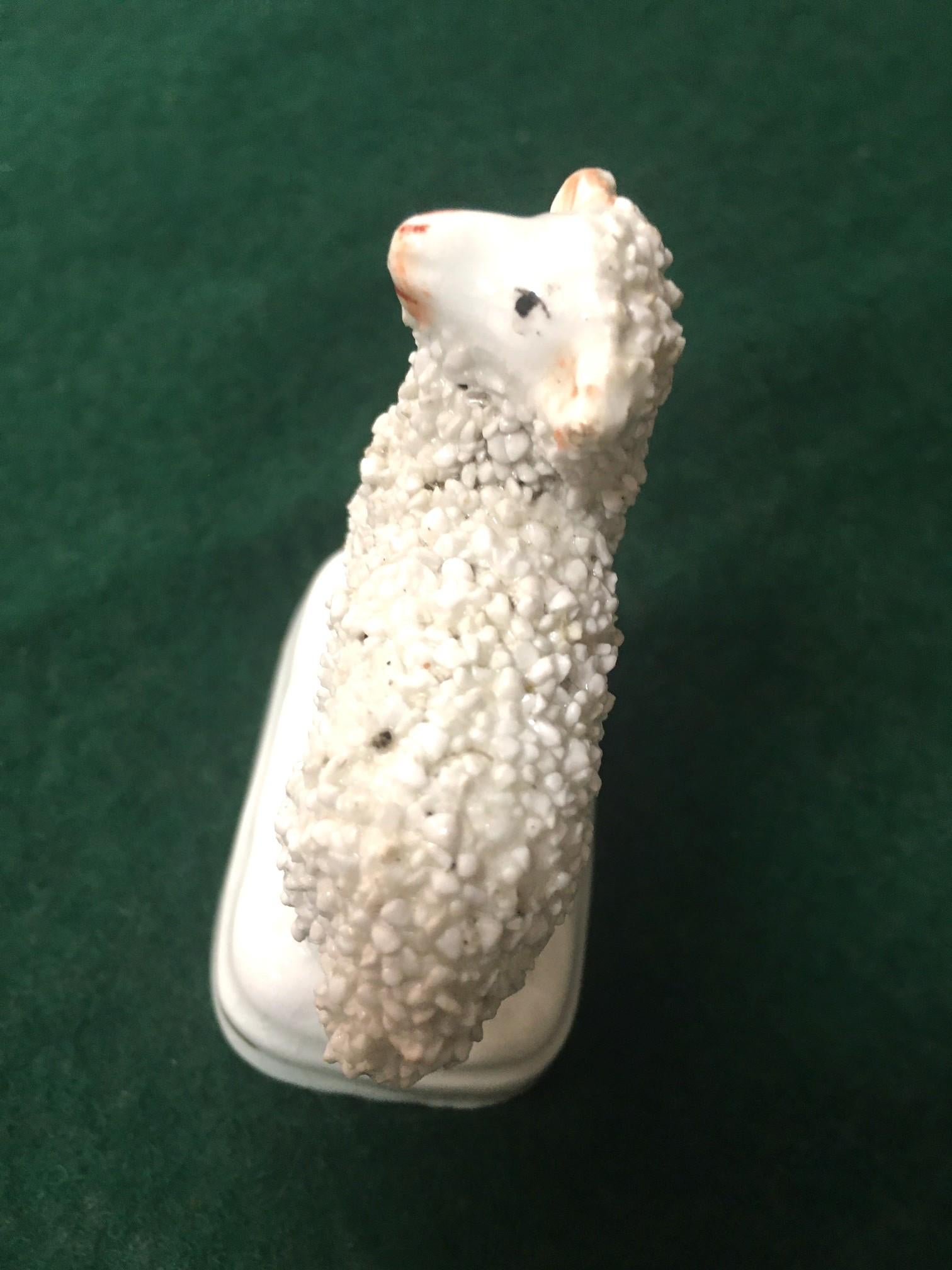 Porcellana Miniatura di agnello in piedi dello Staffordshire di dimensioni ridotte, circa 1860 in vendita
