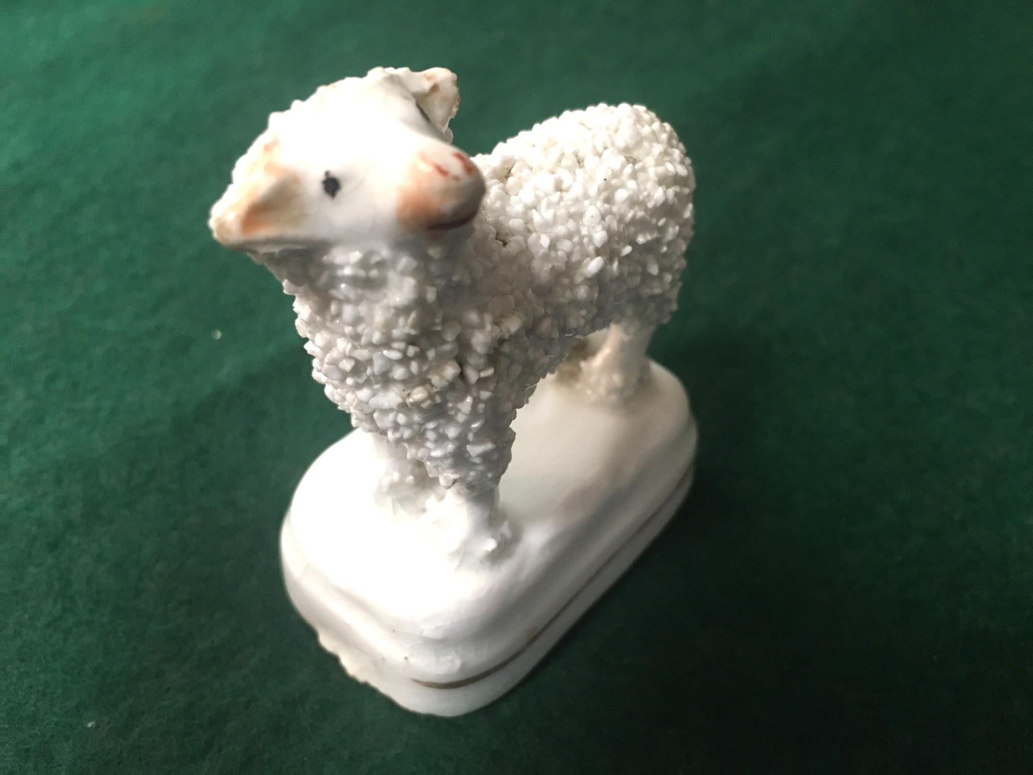 Miniatura di agnello in piedi dello Staffordshire di dimensioni ridotte, circa 1860 in vendita 1