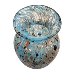 Petit vase en verre de Murano bleu ciel avec taches d'aventurine noires et cuivre