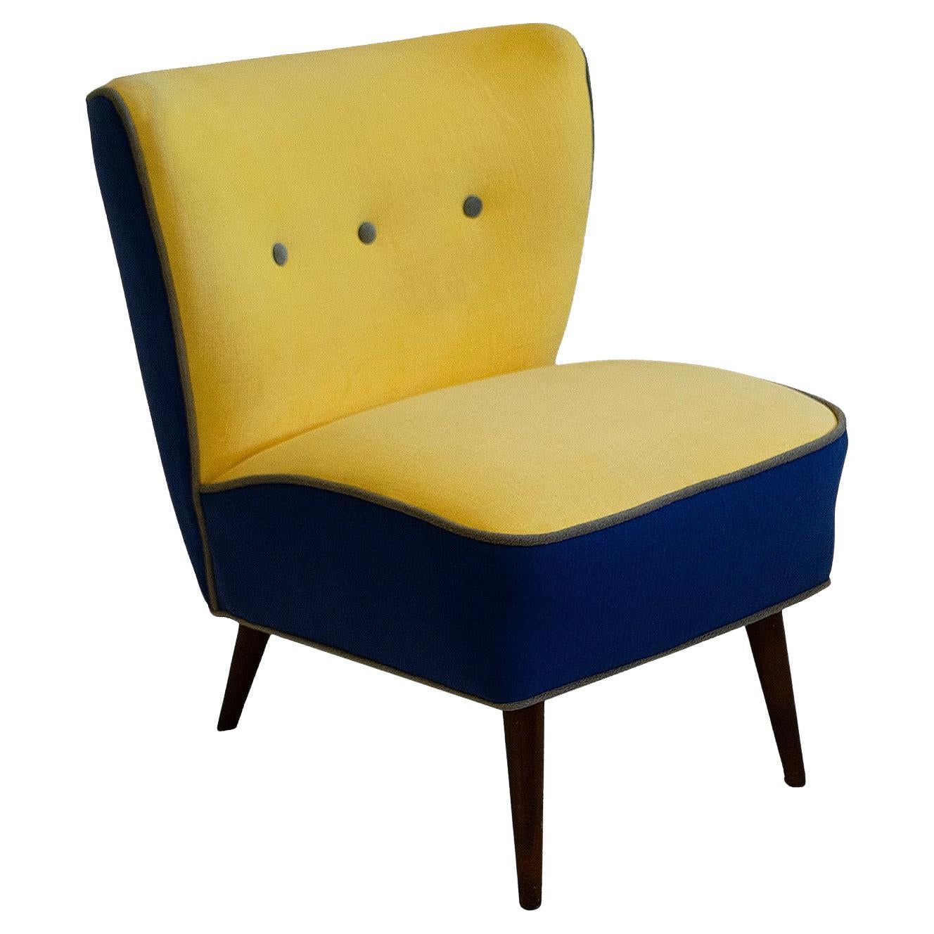Der kleine Sessel ohne Armlehne im Stil von James Mont