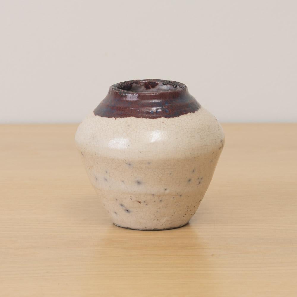 Bellissimo vaso di gemme in ceramica proveniente dalla Spagna, anni '50. Vaso di piccole dimensioni con smalto crema maculato e dettagli marroni. Firmato sul lato inferiore. Perfetto come vaso o oggetto decorativo. 
