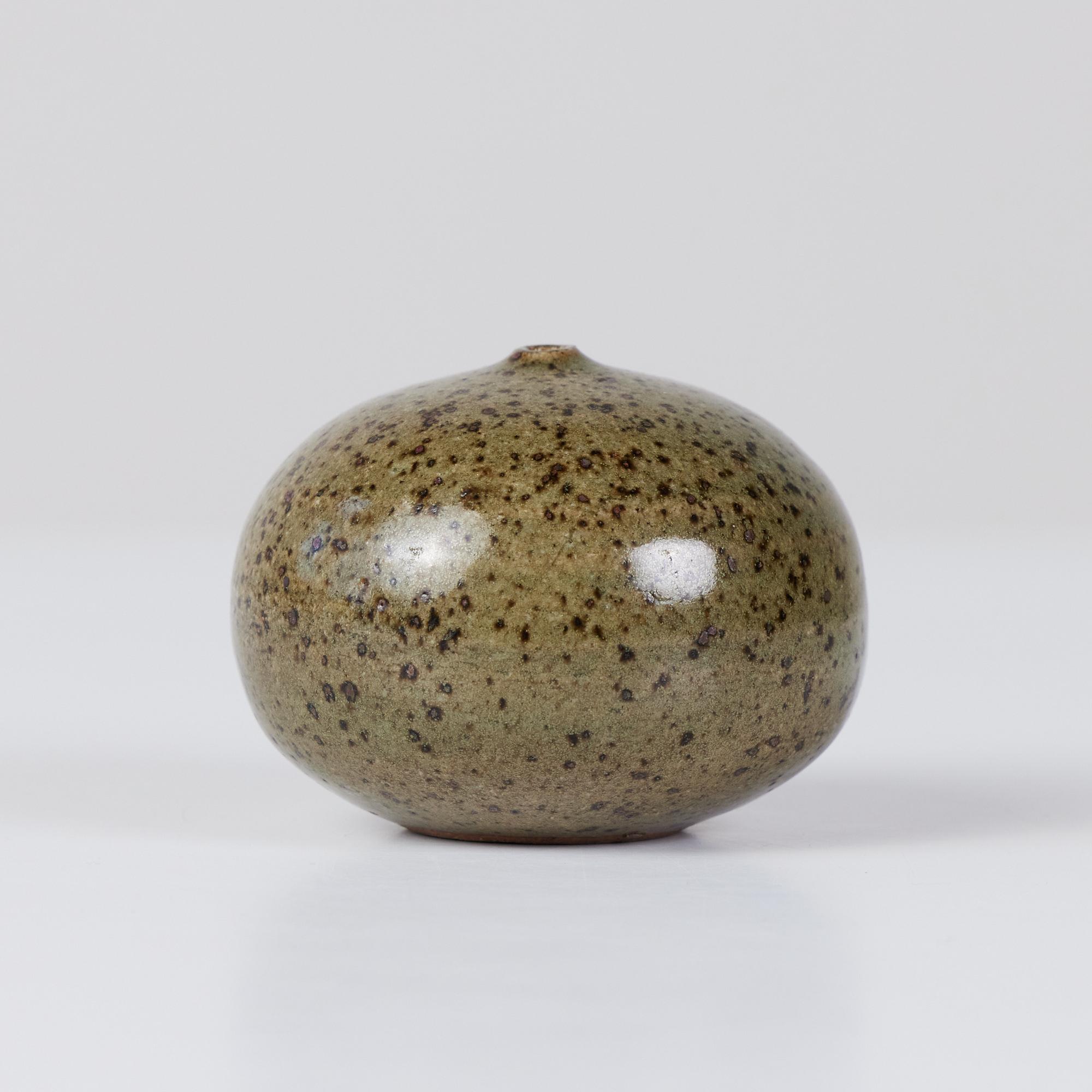 Petite Speckled Ceramic Bud Vase In Excellent Condition For Sale In Los Angeles, CA