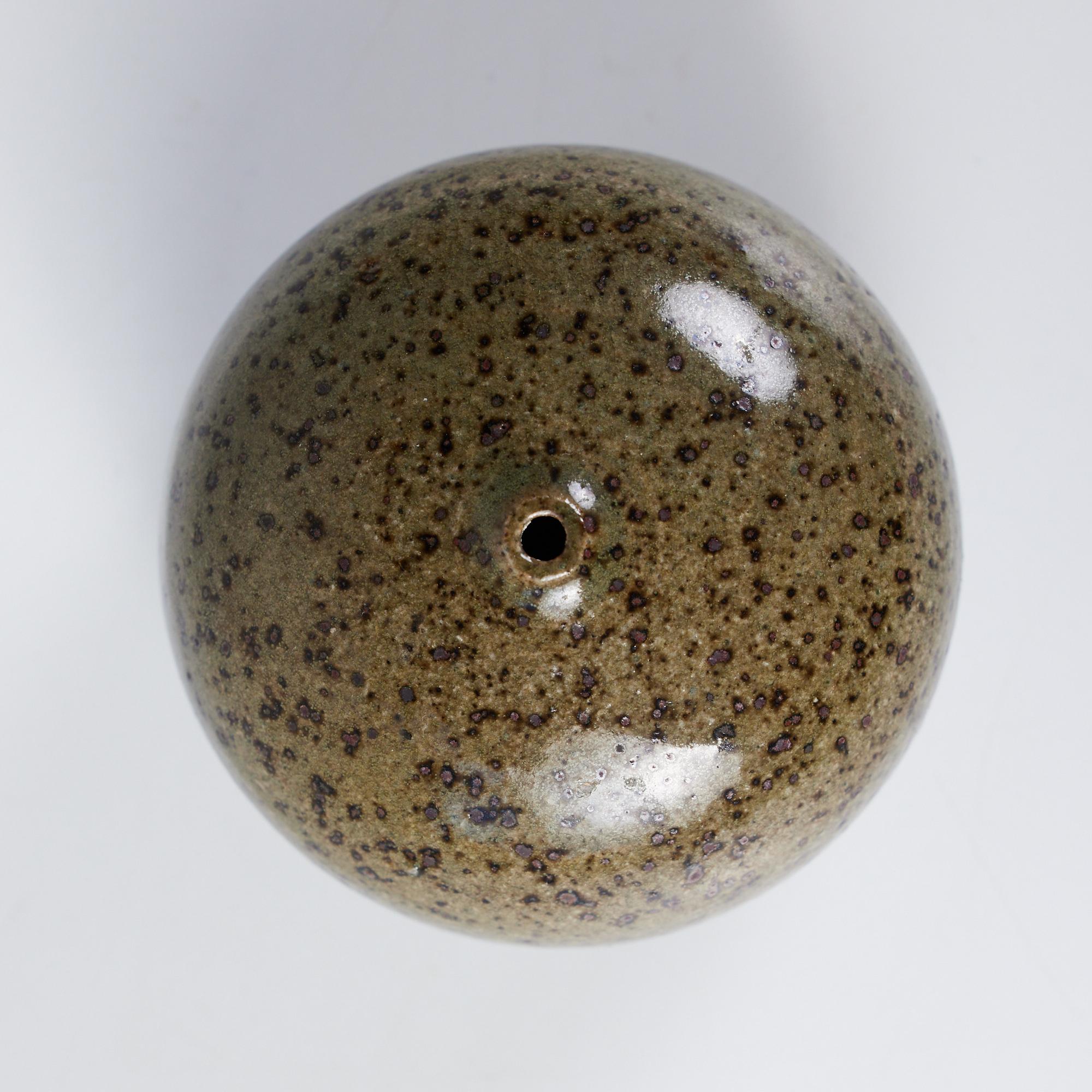 Kleine Vase aus gesprenkelter Keramik in Knospenform im Angebot 2